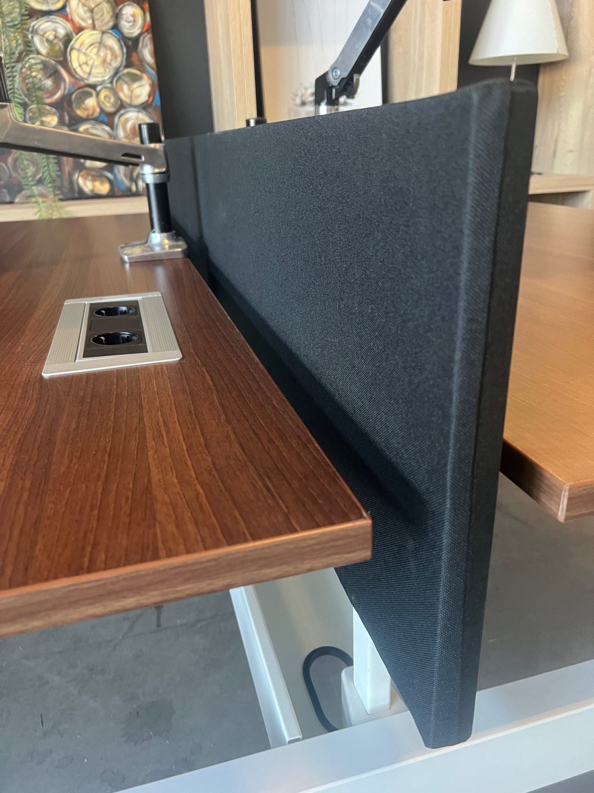 Ahrend – Adjustable duo-desk with crank, Ergotron monitor arm, acoustic panel ( NEW FABRIC), cable management and power socket – 160x80xH62-86 cm, ST04332 - Image 13