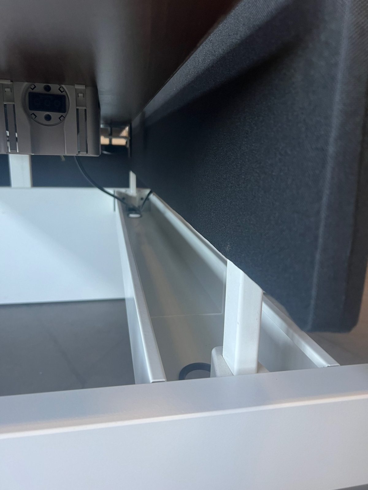 Ahrend – Adjustable duo-desk with crank, Ergotron monitor arm, acoustic panel ( NEW FABRIC), cable management and power socket – 160x80xH62-86 cm, ST04332 - Image 12