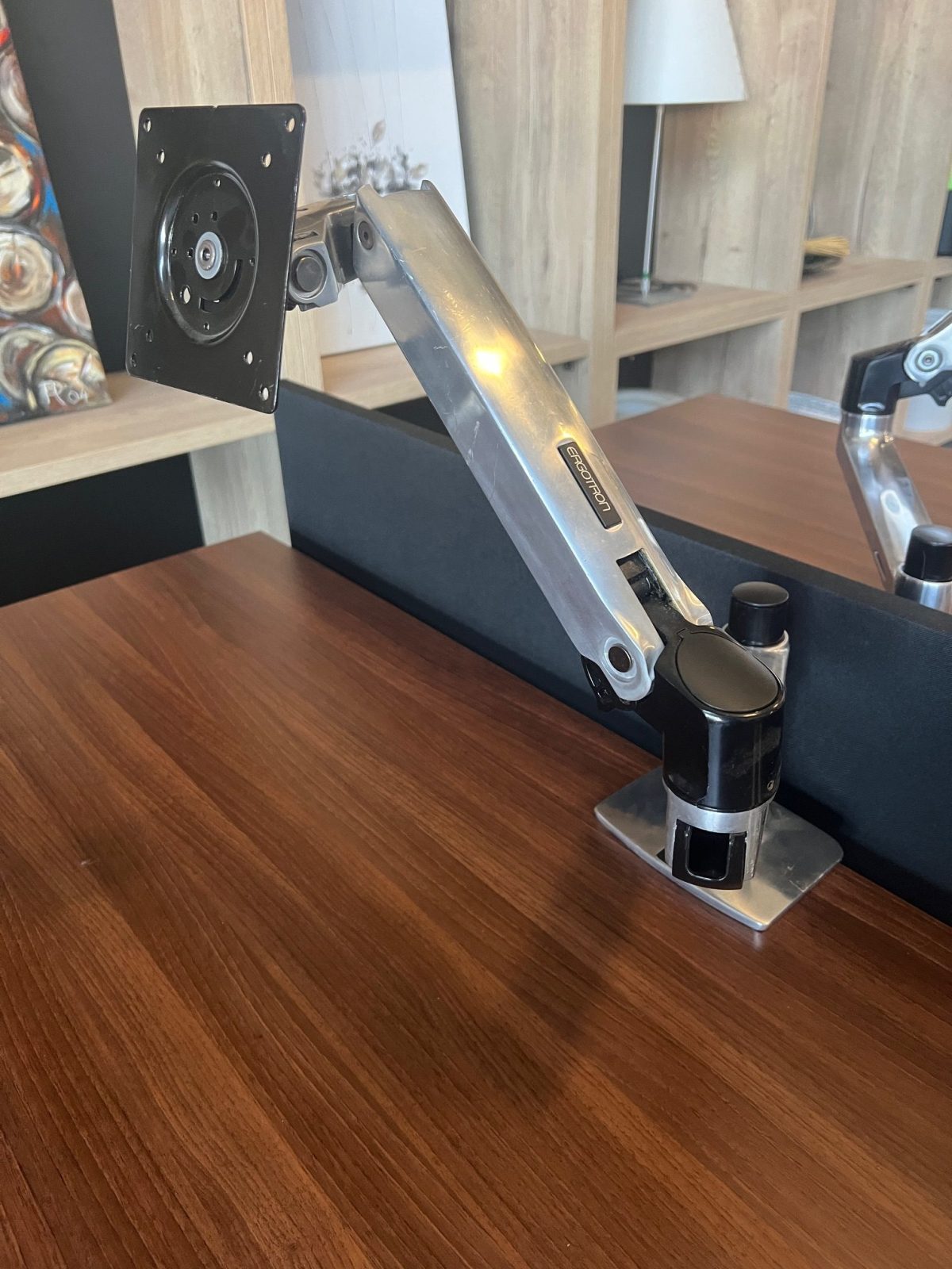 Ahrend – Adjustable duo-desk with crank, Ergotron monitor arm, acoustic panel ( NEW FABRIC), cable management and power socket – 160x80xH62-86 cm, ST04332 - Image 10