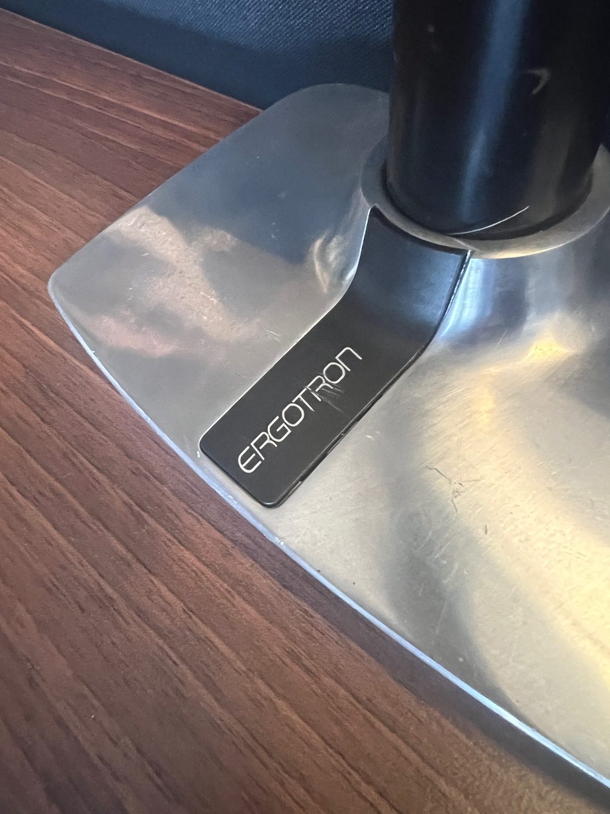 Ahrend – Adjustable duo-desk with crank, Ergotron monitor arm, acoustic panel ( NEW FABRIC), cable management and power socket – 160x80xH62-86 cm, ST04332 - Image 8