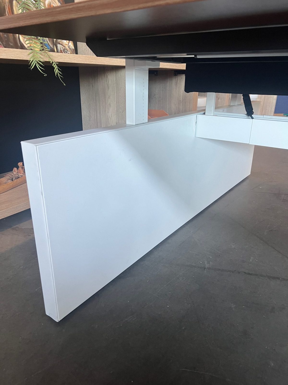 Ahrend – Adjustable duo-desk with crank, Ergotron monitor arm, acoustic panel ( NEW FABRIC), cable management and power socket – 160x80xH62-86 cm, ST04332 - Image 7