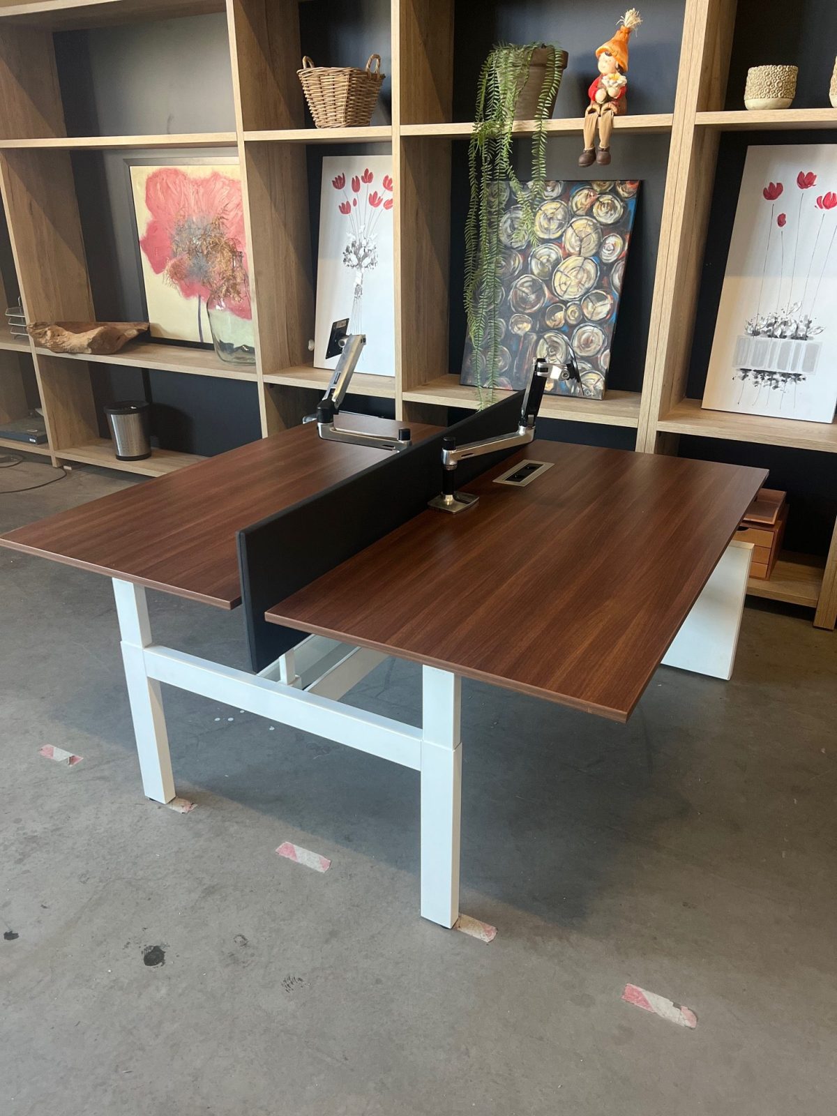 Ahrend – Adjustable duo-desk with crank, Ergotron monitor arm, acoustic panel ( NEW FABRIC), cable management and power socket – 160x80xH62-86 cm, ST04332 - Image 6