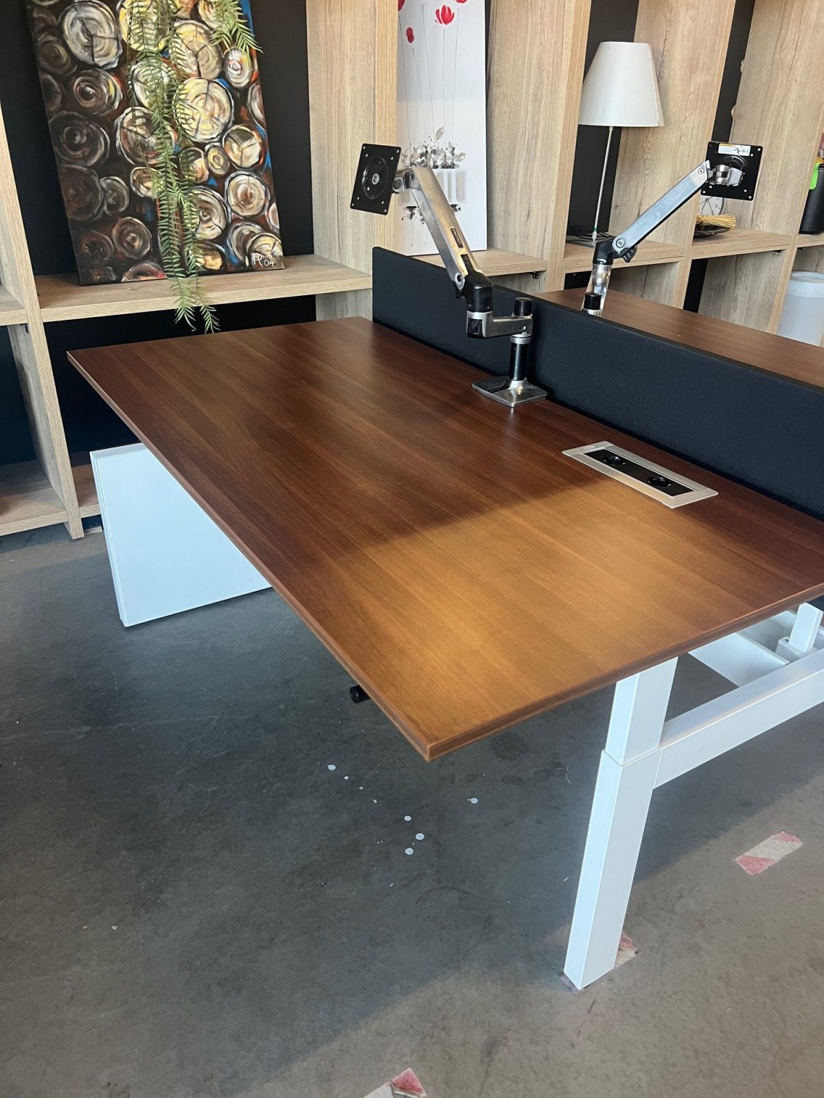 Ahrend – Adjustable duo-desk with crank, Ergotron monitor arm, acoustic panel ( NEW FABRIC), cable management and power socket – 160x80xH62-86 cm, ST04332 - Image 5