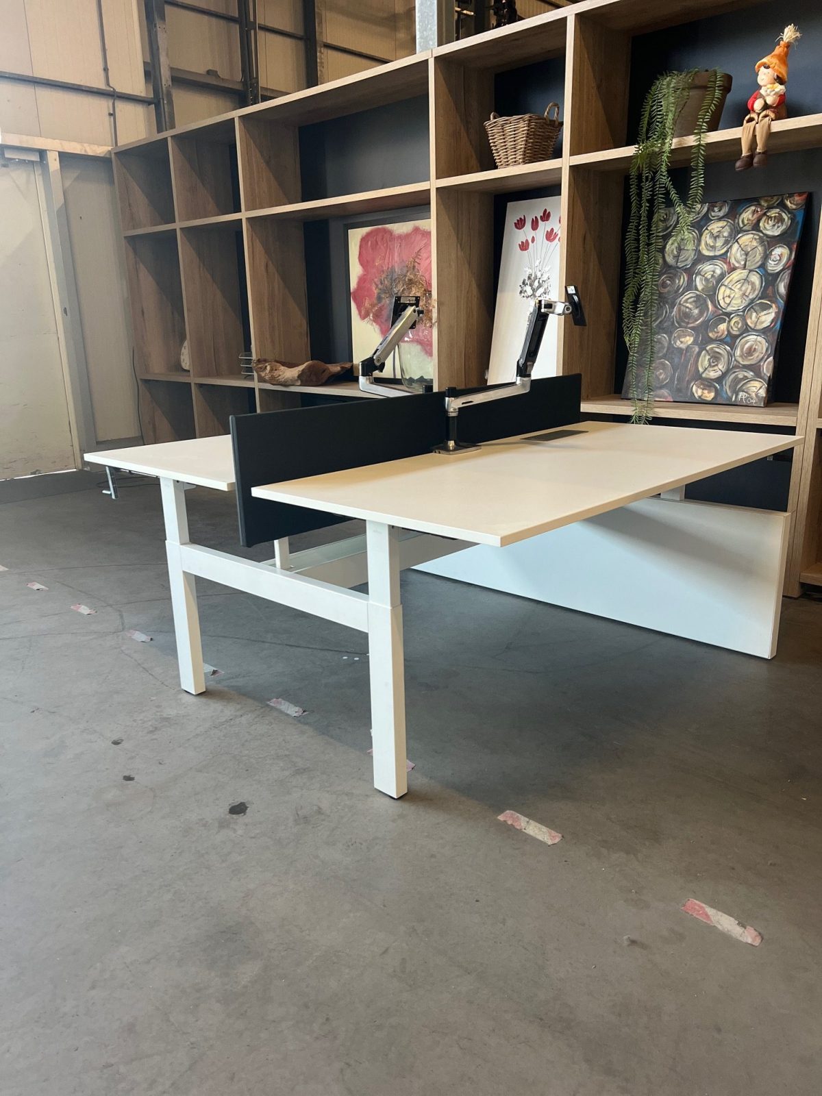 Ahrend – Adjustable duo-desk with crank, Ergotron monitor arm, acoustic panel ( NEW FABRIC), cable management and power socket – 160x80xH62-86 cm, ST04329 - Image 2