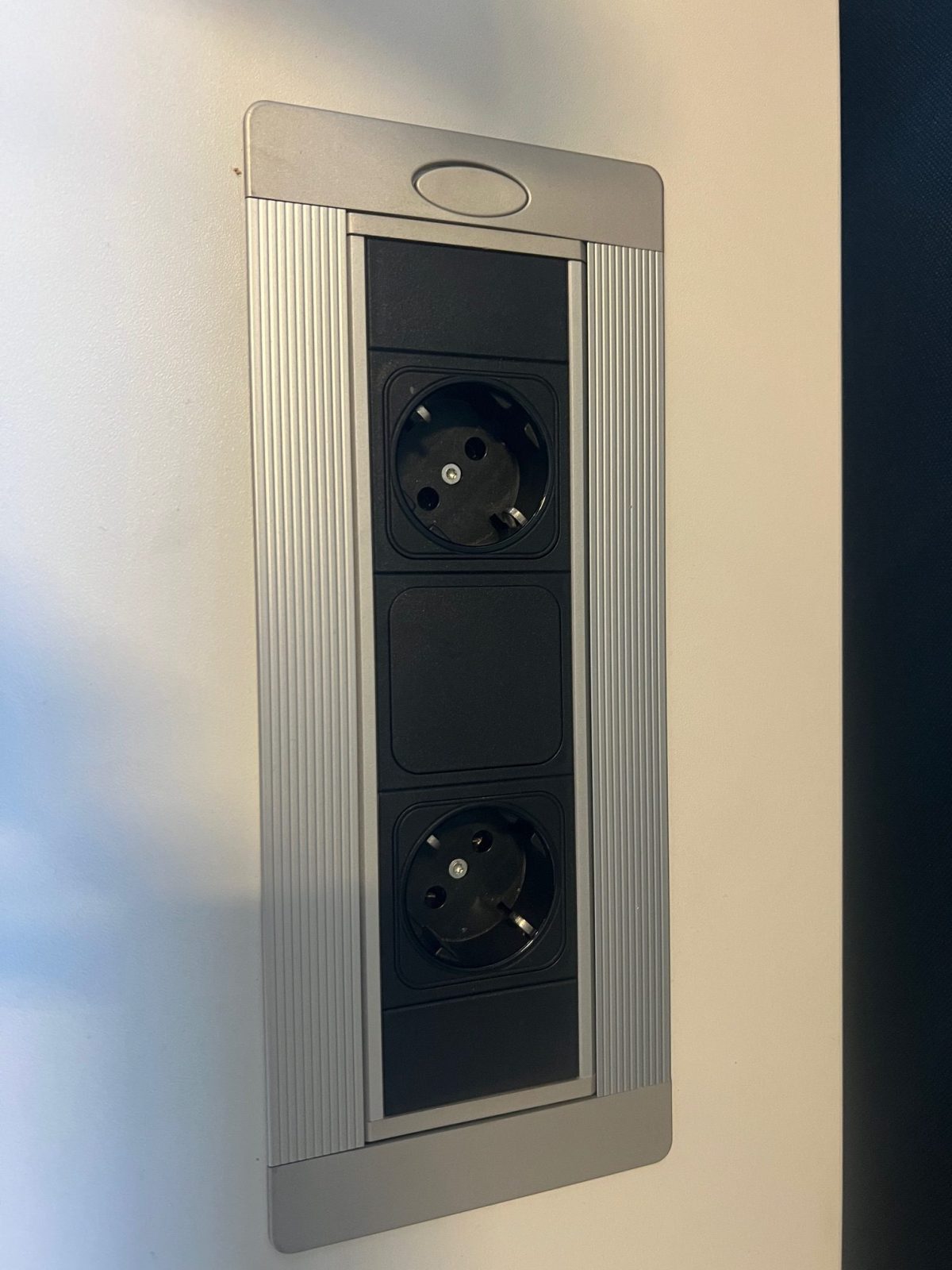 Ahrend – Adjustable duo-desk with crank, Ergotron monitor arm, acoustic panel ( NEW FABRIC), cable management and power socket – 160x80xH62-86 cm, ST04329 - Image 10