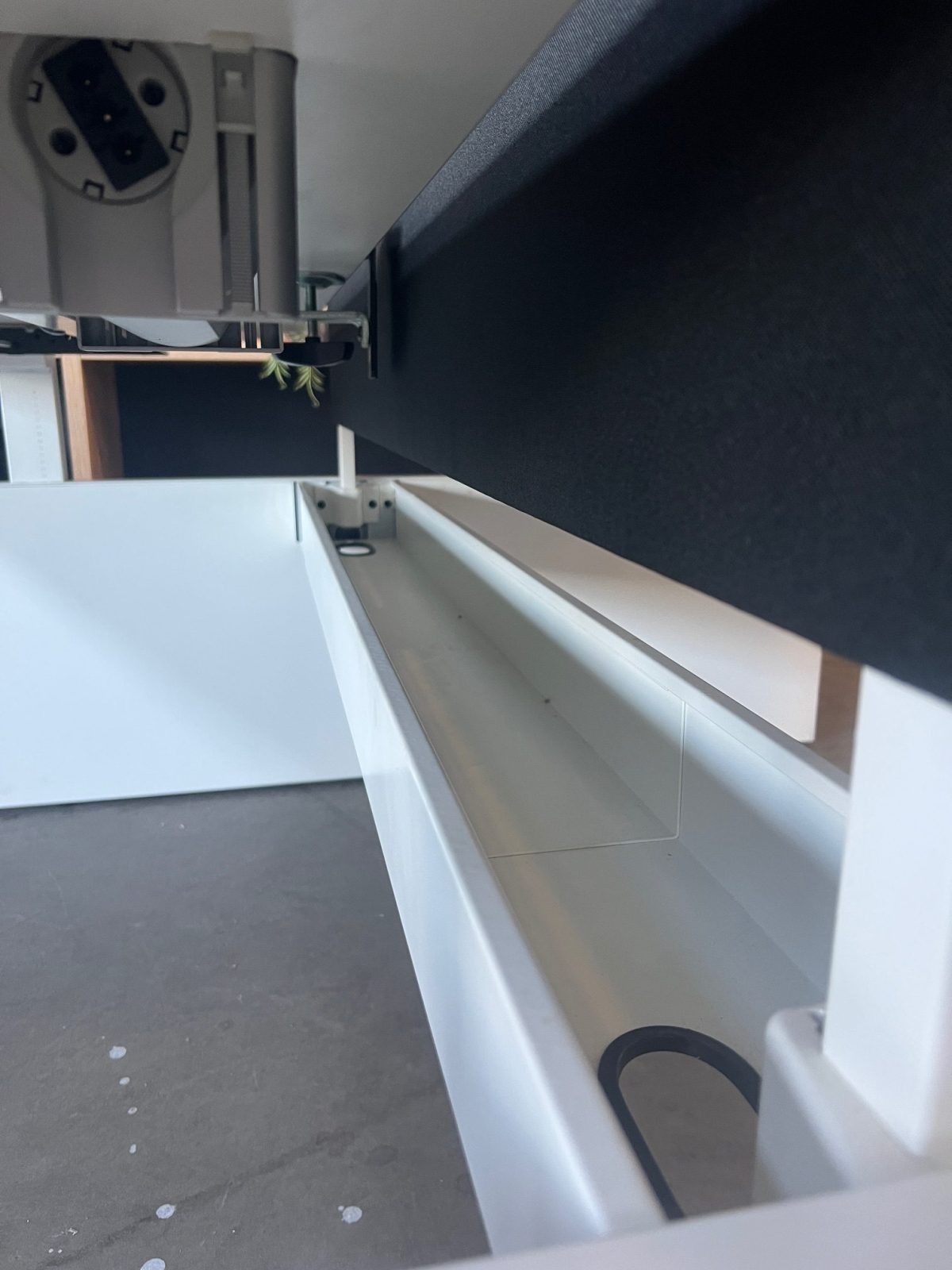 Ahrend – Adjustable duo-desk with crank, Ergotron monitor arm, acoustic panel ( NEW FABRIC), cable management and power socket – 160x80xH62-86 cm, ST04329 - Image 5