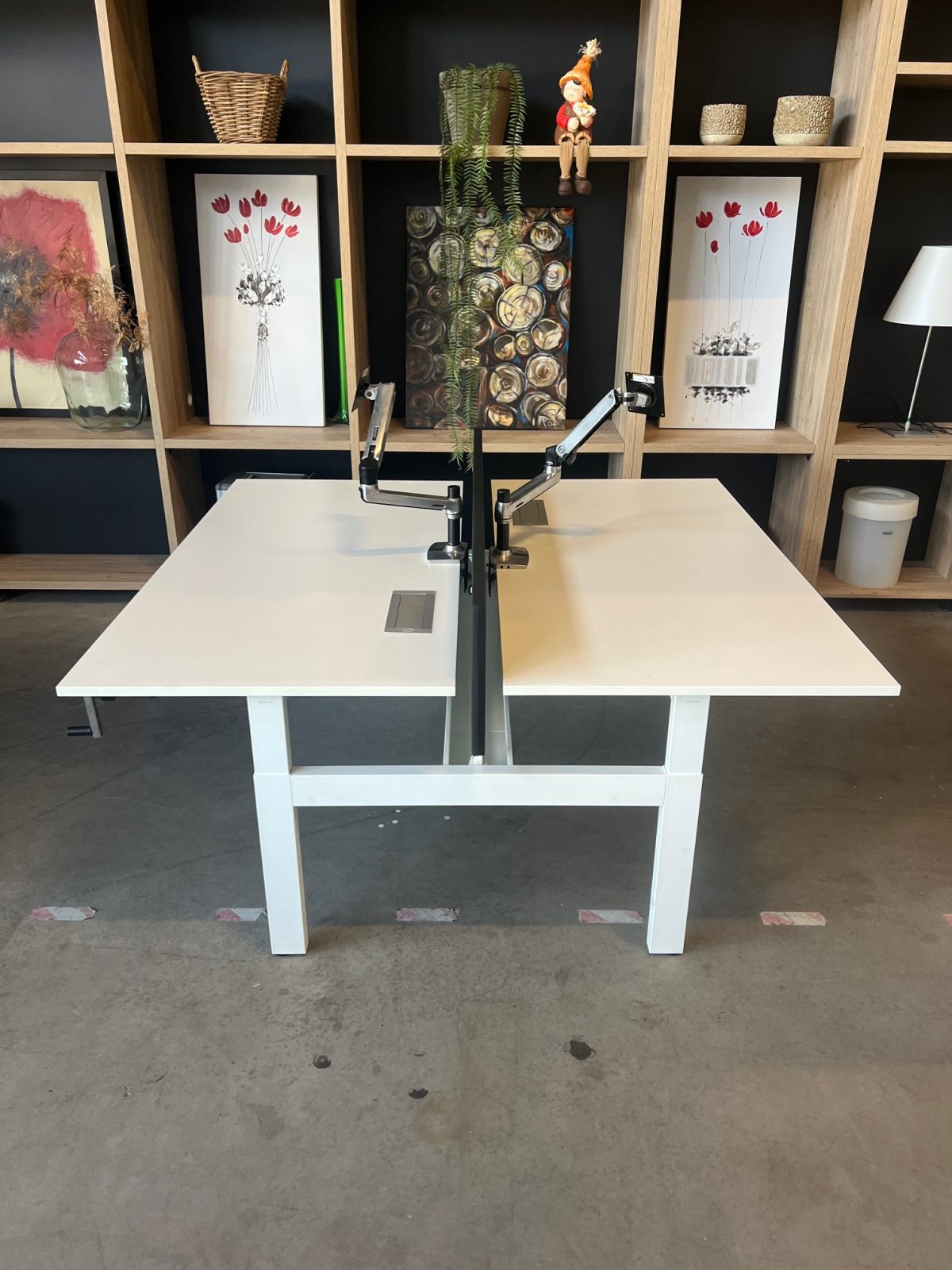 Ahrend – Adjustable duo-desk with crank, Ergotron monitor arm, acoustic panel ( NEW FABRIC), cable management and power socket – 160x80xH62-86 cm, ST04329 - Image 3