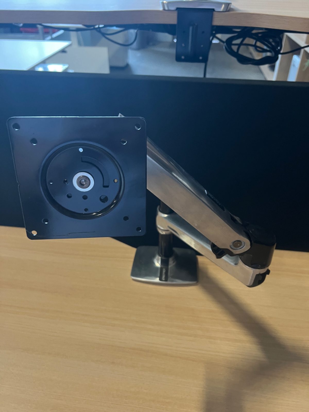 Voortman – Electric sit-stand duo-desk with cable management, Ergotron monitor arm, acoustic panel ( NEW FABRIC) – 160x76xH65-125 cm, ST04376 - Image 9