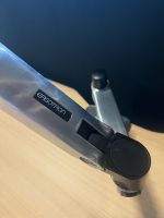 Voortman – Electric sit-stand duo-desk with cable management, Ergotron monitor arm, acoustic panel ( NEW FABRIC) – 160x76xH65-125 cm, ST04376 - Image 8