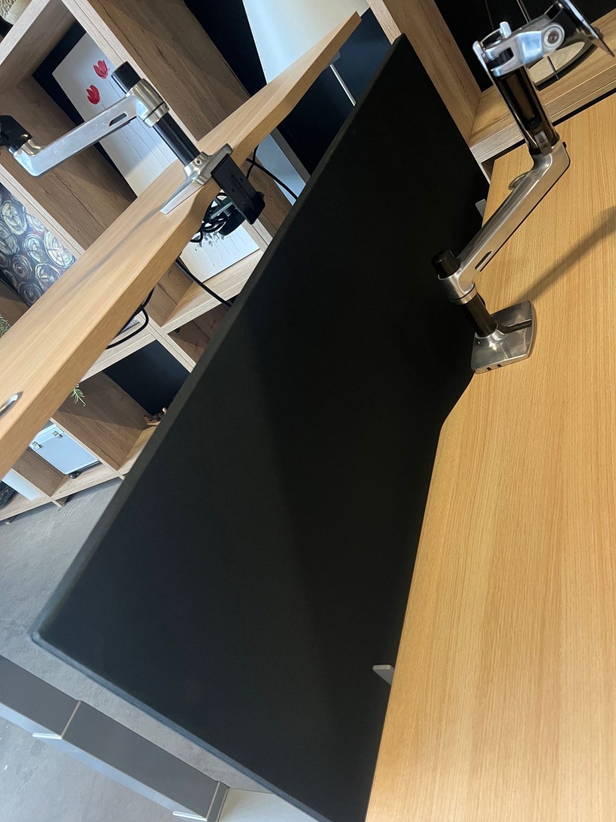 Voortman – Electric sit-stand duo-desk with cable management, Ergotron monitor arm, acoustic panel ( NEW FABRIC) – 160x76xH65-125 cm, ST04376 - Image 5