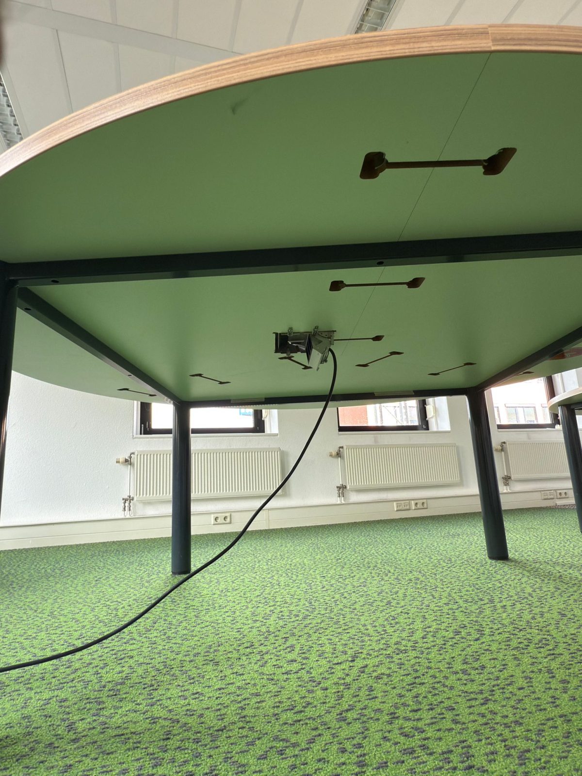 Conference table with power socket – diameter 200xH75 cm, ST04410 - Image 5