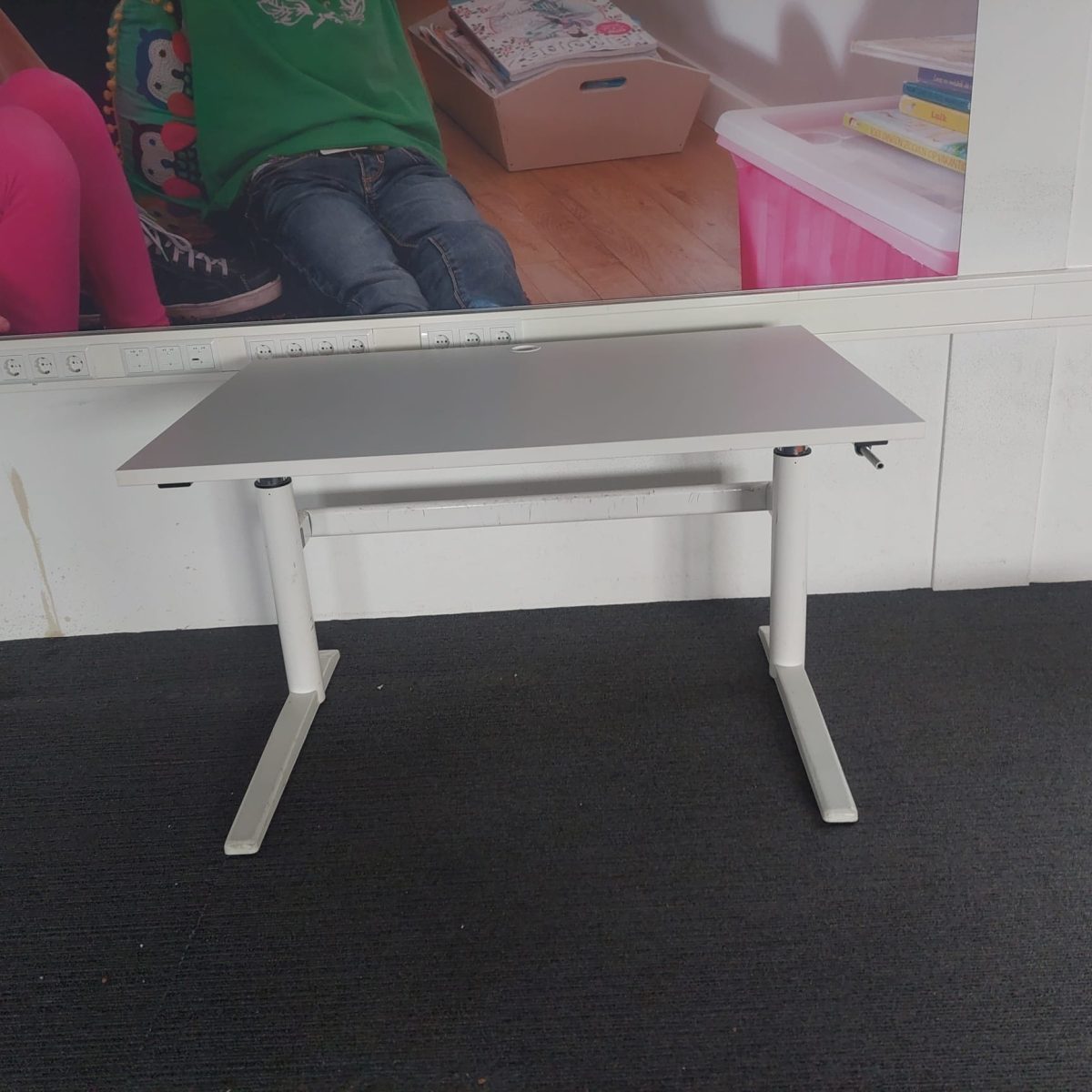 Palmberg – Adjustable desk with crank and cable management – 120x80xH64-84 cm, ST03299 - Image 2