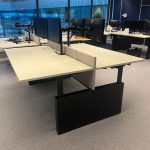 Drentea – Adjustable duo-desk with crank, cable management, power socket, monitor, monitor support and divider – 180x90xH62-86 cm, ST04451