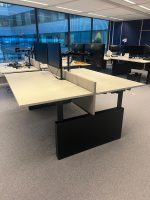 Drentea – Adjustable duo-desk with crank, cable management, power socket, monitor, monitor support and divider – 180x90xH62-86 cm, ST04451