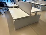 Voortman – Electric sit-stand duo-desk with cable management , power socket and divider – 160x80xH65-130 cm, ST04450