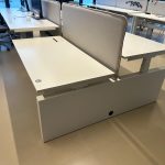 Voortman – Electric sit-stand duo-desk with cable management , power socket and divider – 160x80xH65-130 cm, ST04450