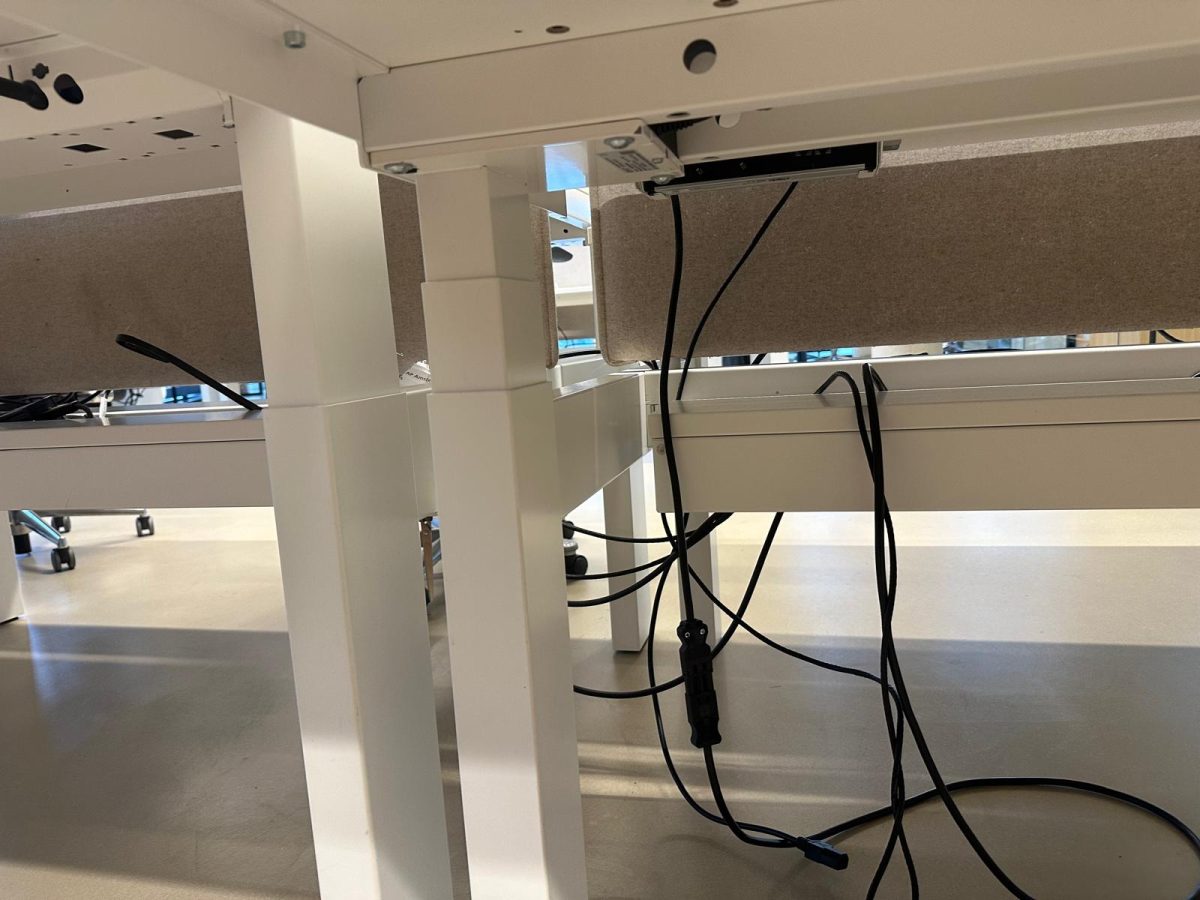 Voortman – Electric sit-stand duo-desk with cable management , power socket and divider – 160x80xH65-130 cm, ST04450 - Image 13