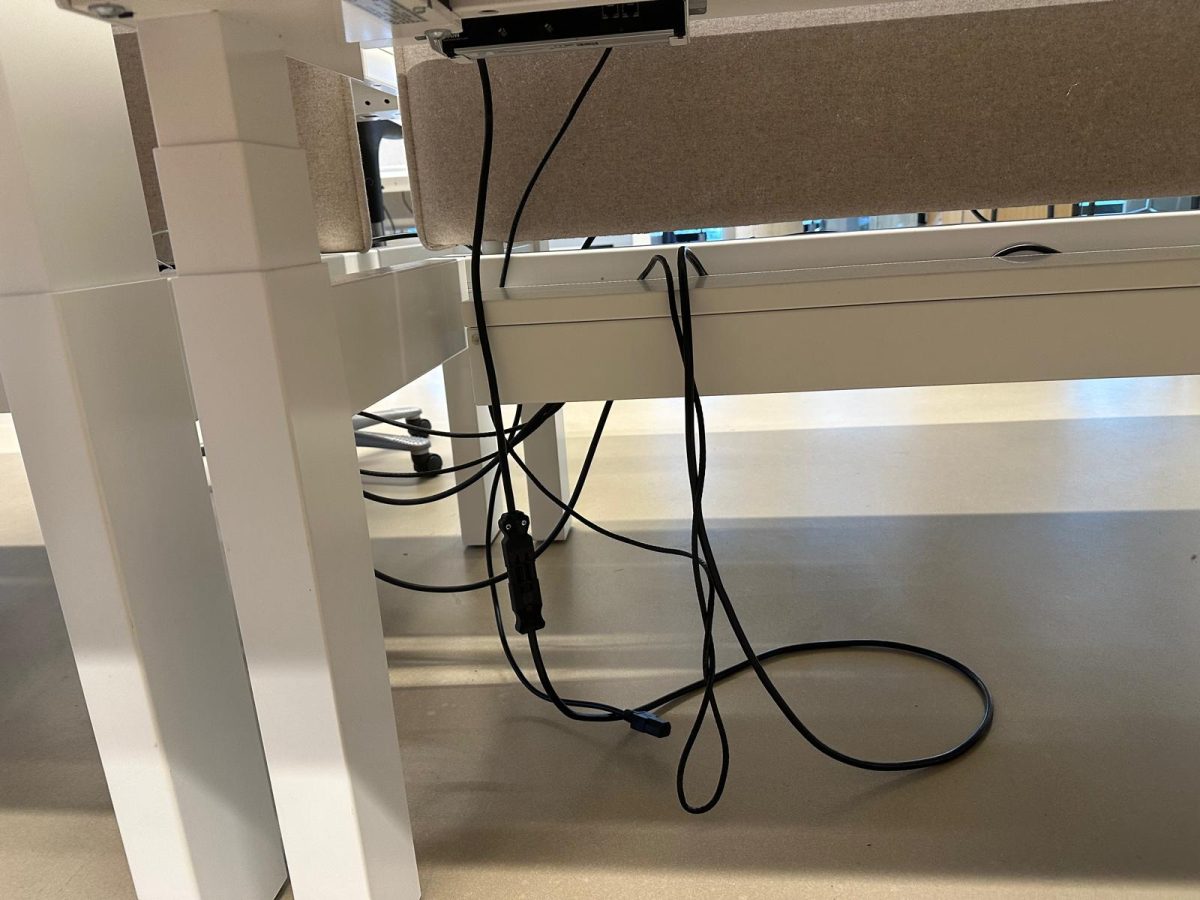 Voortman – Electric sit-stand duo-desk with cable management , power socket and divider – 160x80xH65-130 cm, ST04450 - Image 11