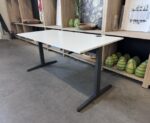 Ahrend - Adjustable desk with crank + cable tray + wireless charger - 160x80xH62-88.5 cm, ST04869 - Image 3